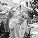 "Ha da sckatt�!" - Si traduce con "Dovrai lavorare duramente" ed � eseguito unendo pollice e medio e facendo urtare l�indice sul medio muovendo con estrema velocit� l�avambraccio